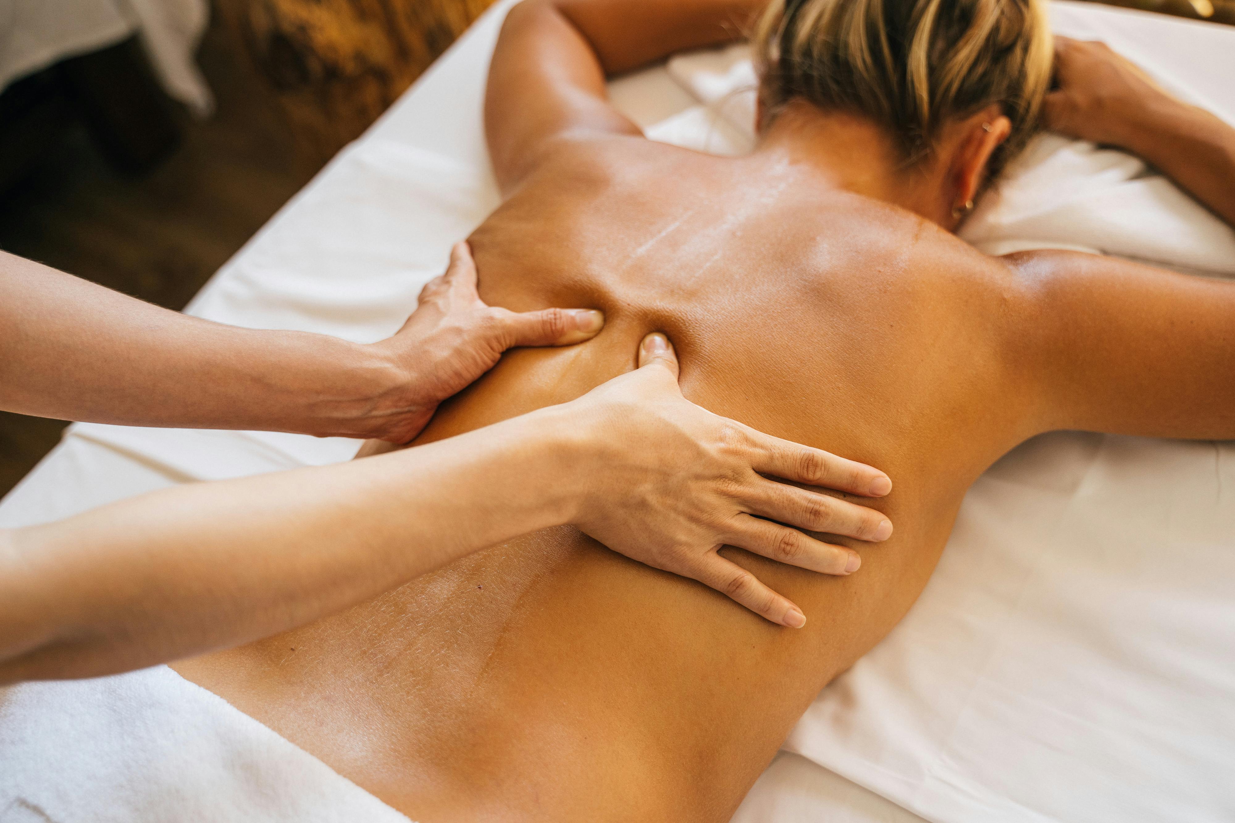 Découvrez les bienfaits du massage thérapeutique avec Julie Tonon, Masseur-Kinésithérapeute diplômée à Bordeaux Mériadeck. Soulagement des douleurs, détente et soins personnalisés.
