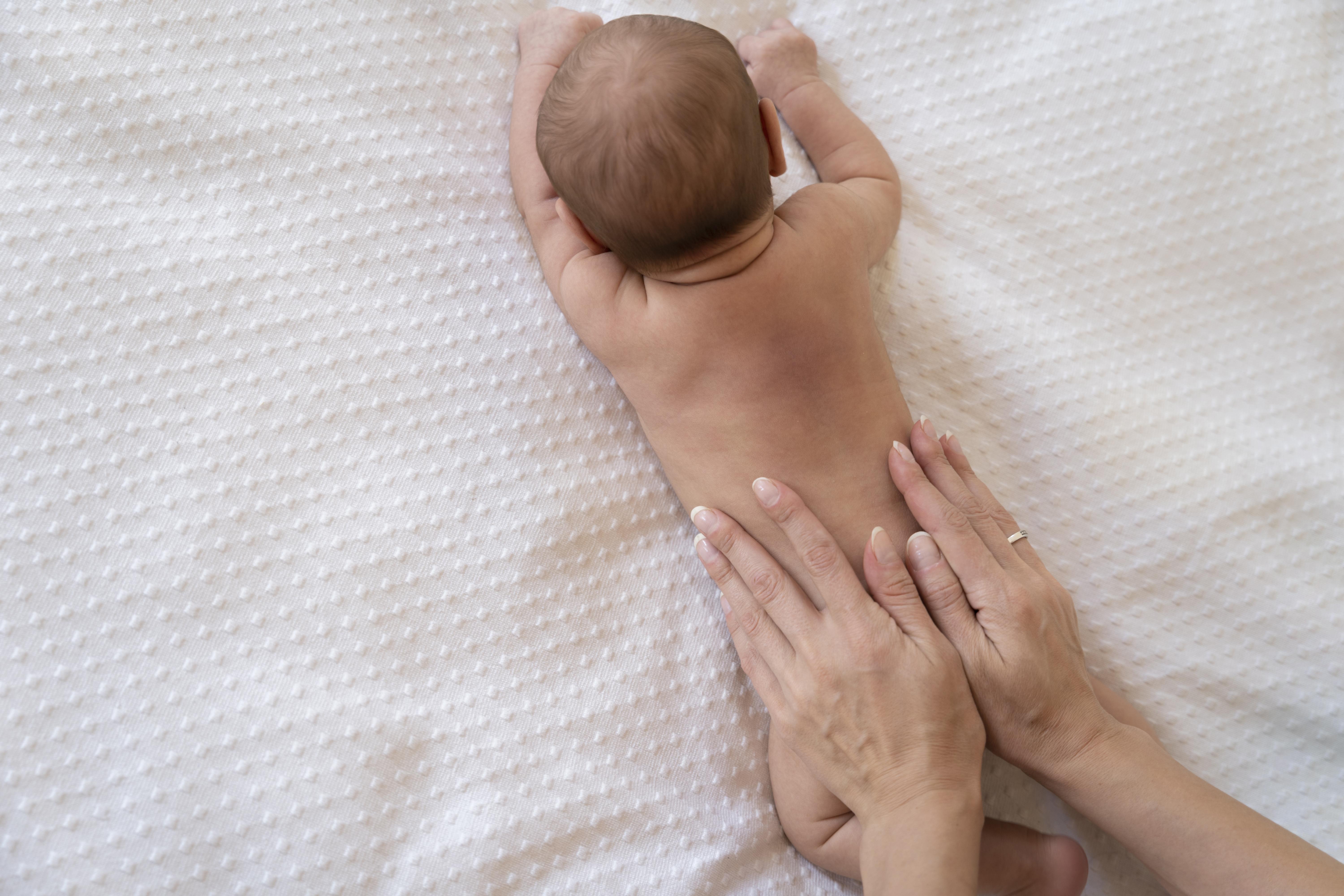 Massage bébé à Bordeaux : apprendre à apaiser et soulager